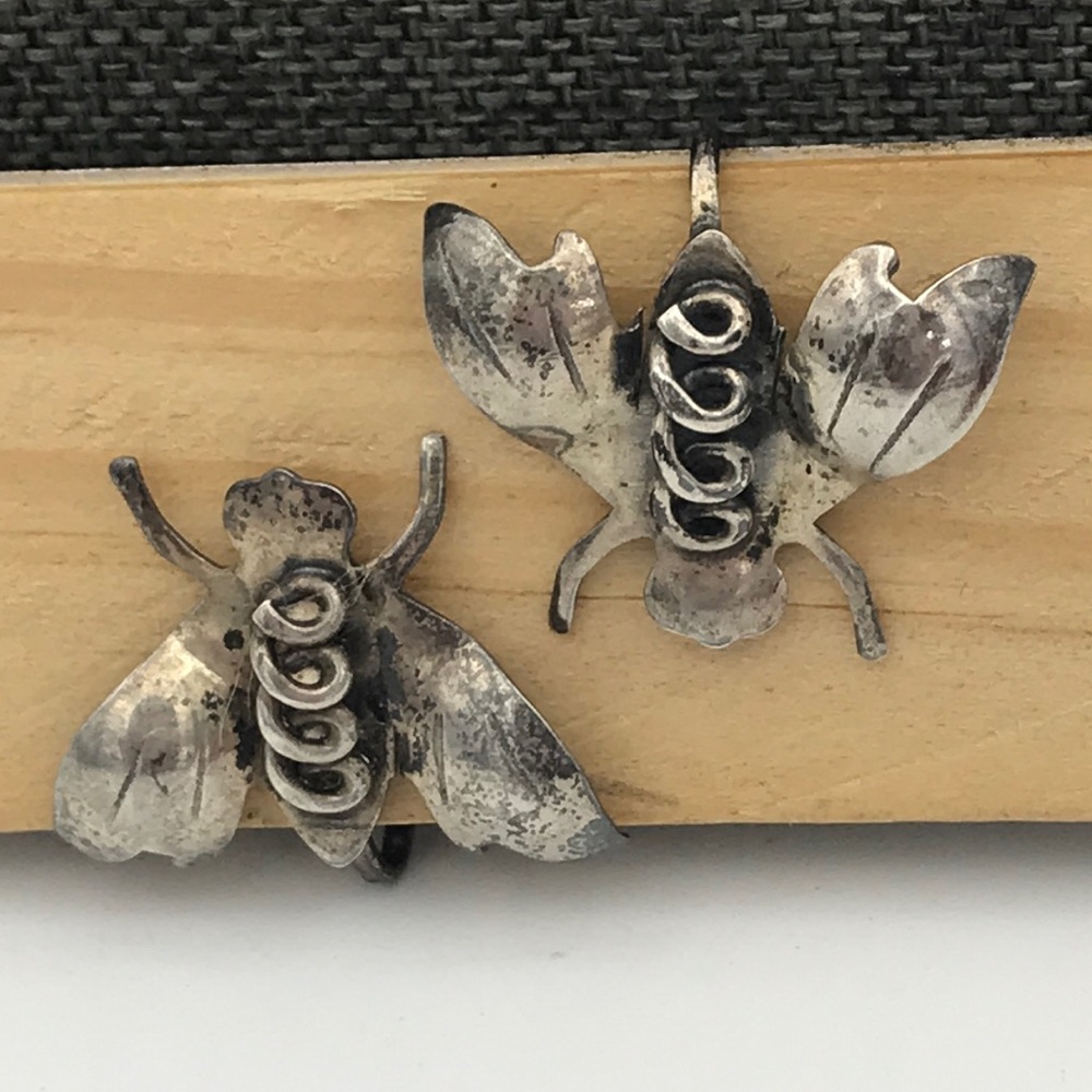 Vintage Screw Back Sterling Silver Bee earrings